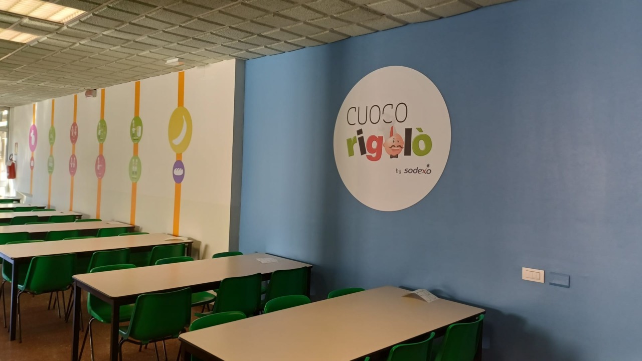 Valmadrera, la mensa della scuola Leopardi ha un nuovo look: pareti colorate e pannelli informativi