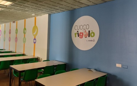 Valmadrera, la mensa della scuola Leopardi ha un nuovo look: pareti colorate e pannelli informativi