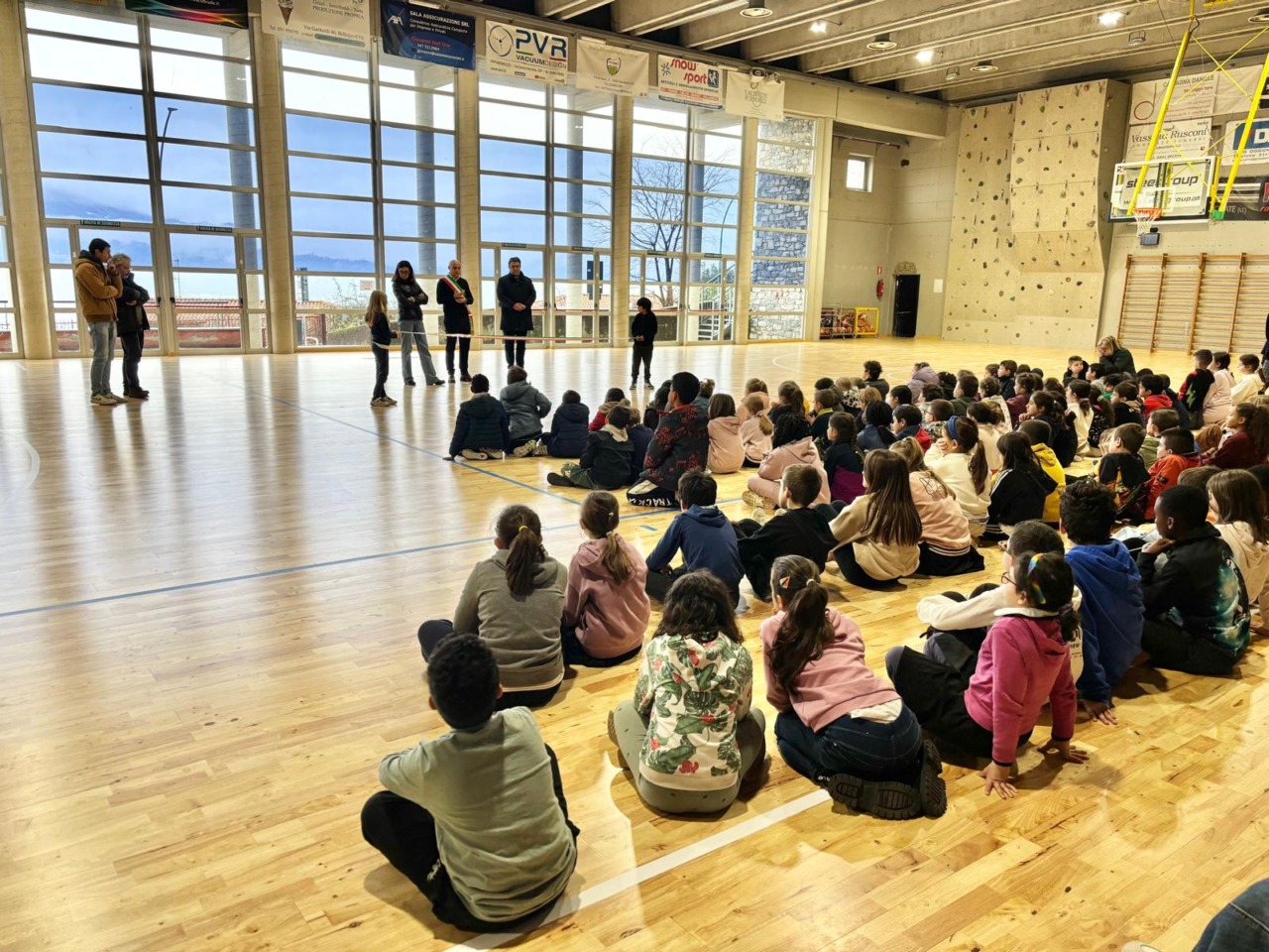 Civate, palestra riqualificata: il taglio del nastro con gli alunni