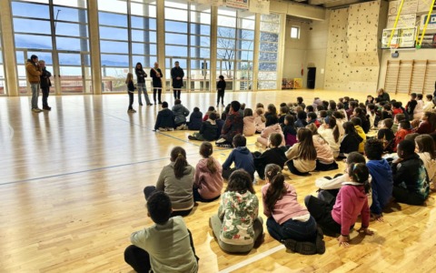 Civate, palestra riqualificata: il taglio del nastro con gli alunni