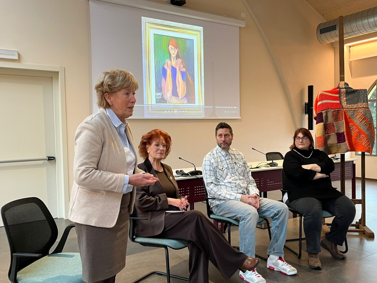 Arte e comunità a Officina Badoni: il quadro che parla al pubblico e celebra la forza delle donne