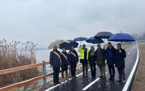 Civate, inaugurata la nuova pista ciclabile: un tracciato di 2 Km sul lago di Annone
