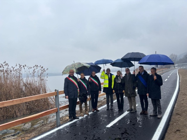Civate, inaugurata la nuova pista ciclabile: un tracciato di 2 Km sul lago di Annone