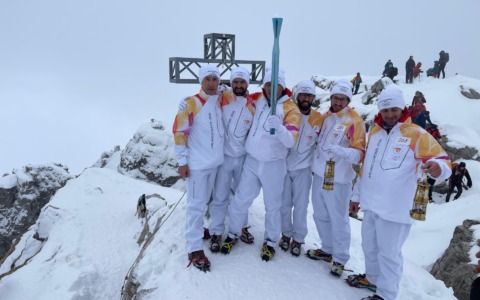 Tuta da tedoforo in vendita online, la condanna dei Ragni: “Un atto vergognoso”