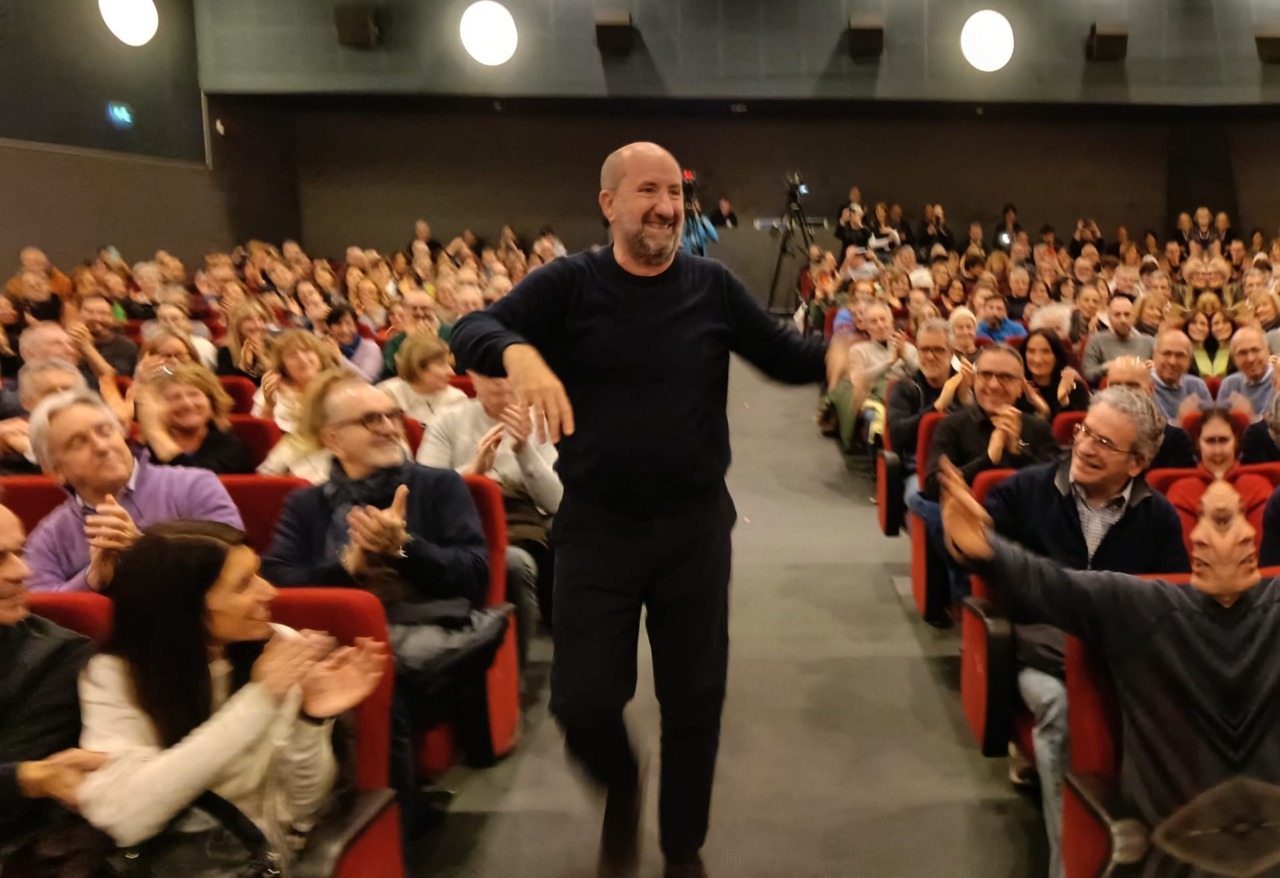 Antonio Albanese emoziona Olginate: sold out storico al Cine Teatro Jolly