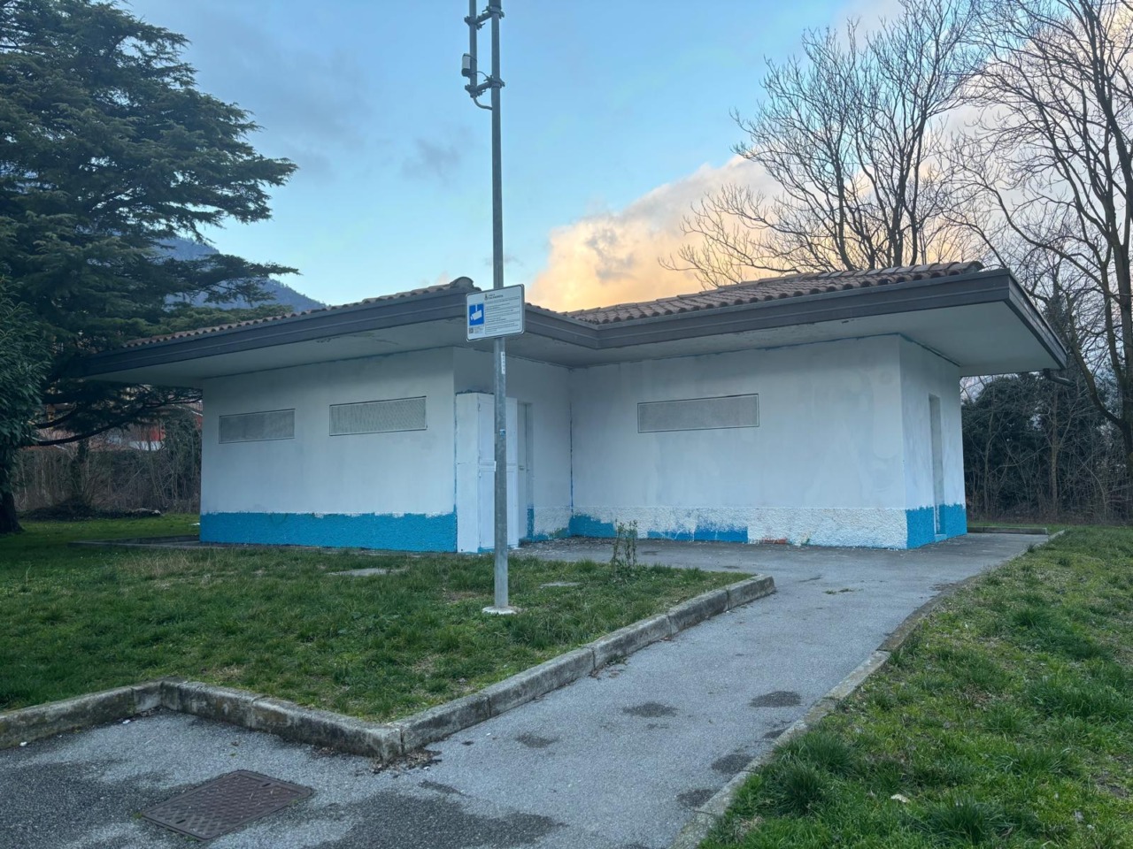 Vandali in azione a Valmadrera: ricoperte di vernice bianca le opere d’arte murarie in piazza del Mercato