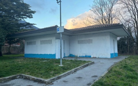 Vandali in azione a Valmadrera: ricoperte di vernice bianca le opere d’arte murarie in piazza del Mercato