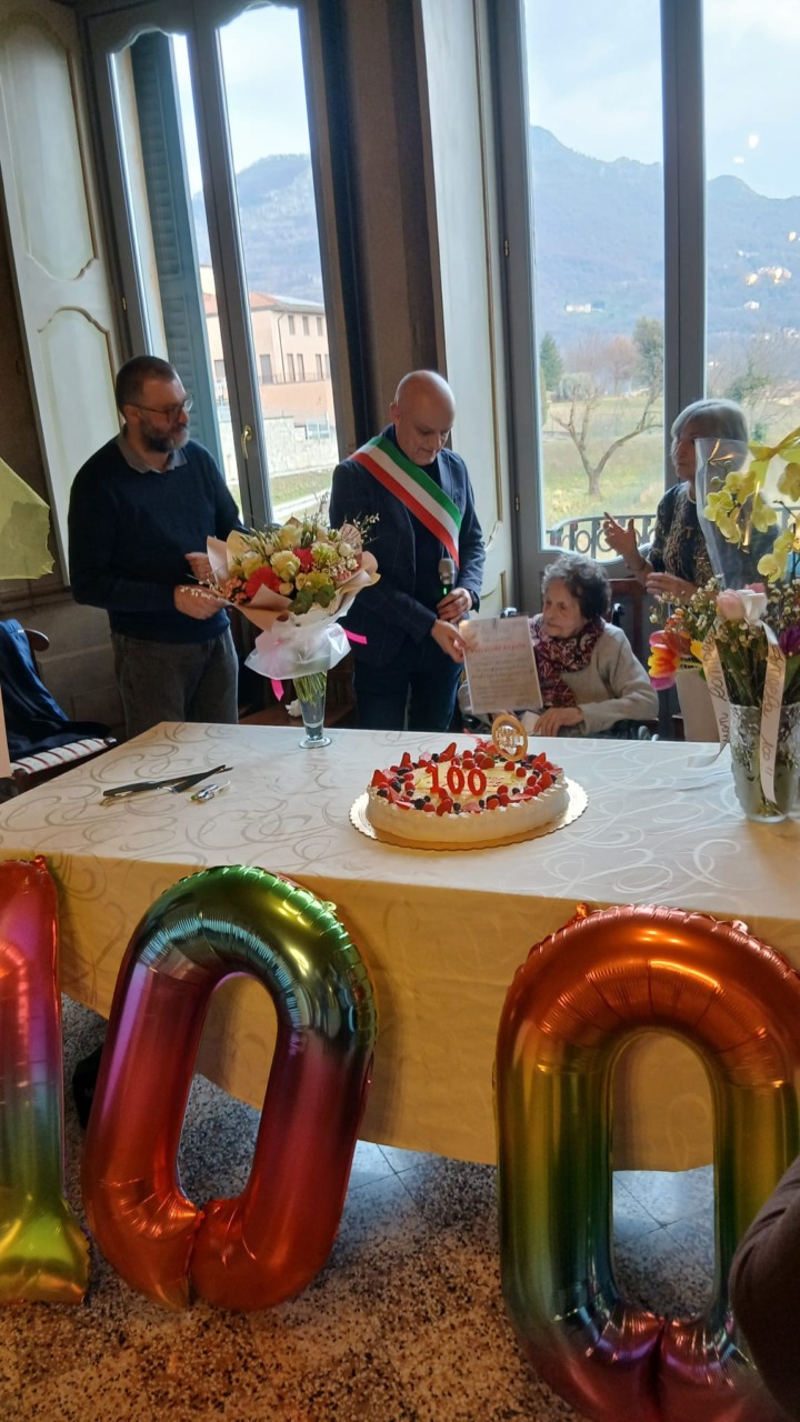 Civate, grande festa alla Casa del Cieco per i 100 anni di Angelina