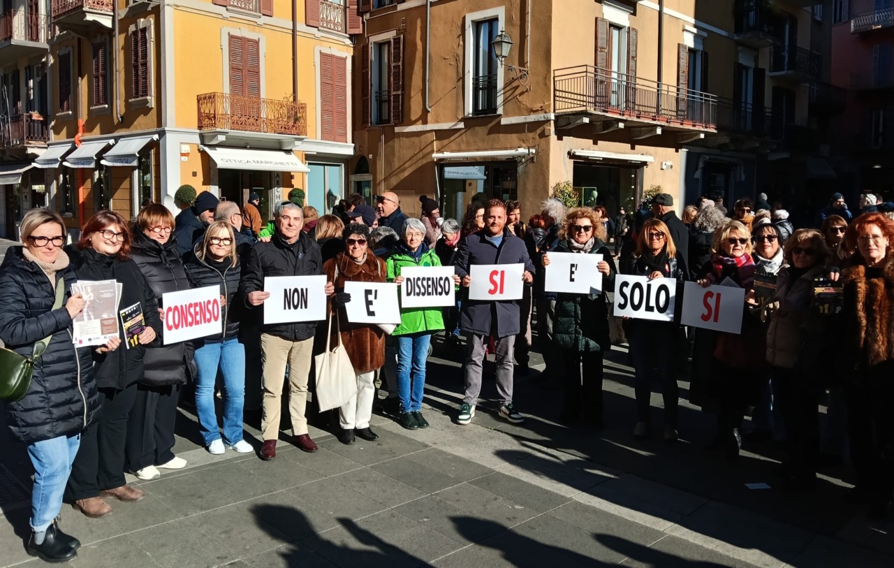 “Il consenso non si negozia”: a Lecco presidio e flash mob contro DDL “stupri”