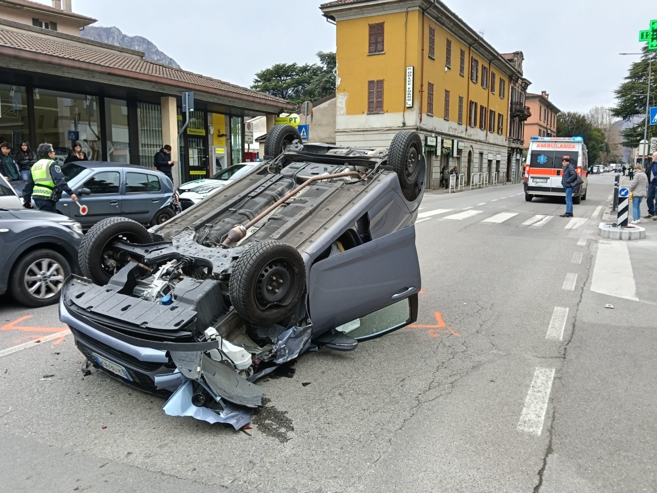 Paura a Lecco: auto si ribalta a Maggianico, chiuso temporaneamente corso Emanuele Filiberto