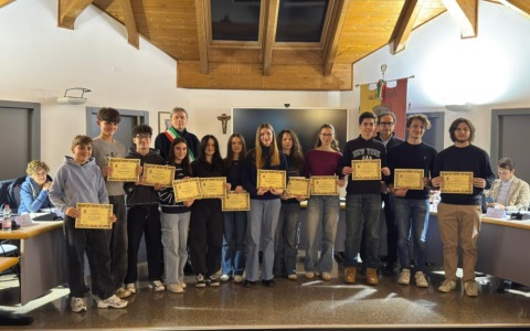 Calolziocorte applaude i suoi studenti meritevoli: consegnate in Consiglio comunale le borse di studio