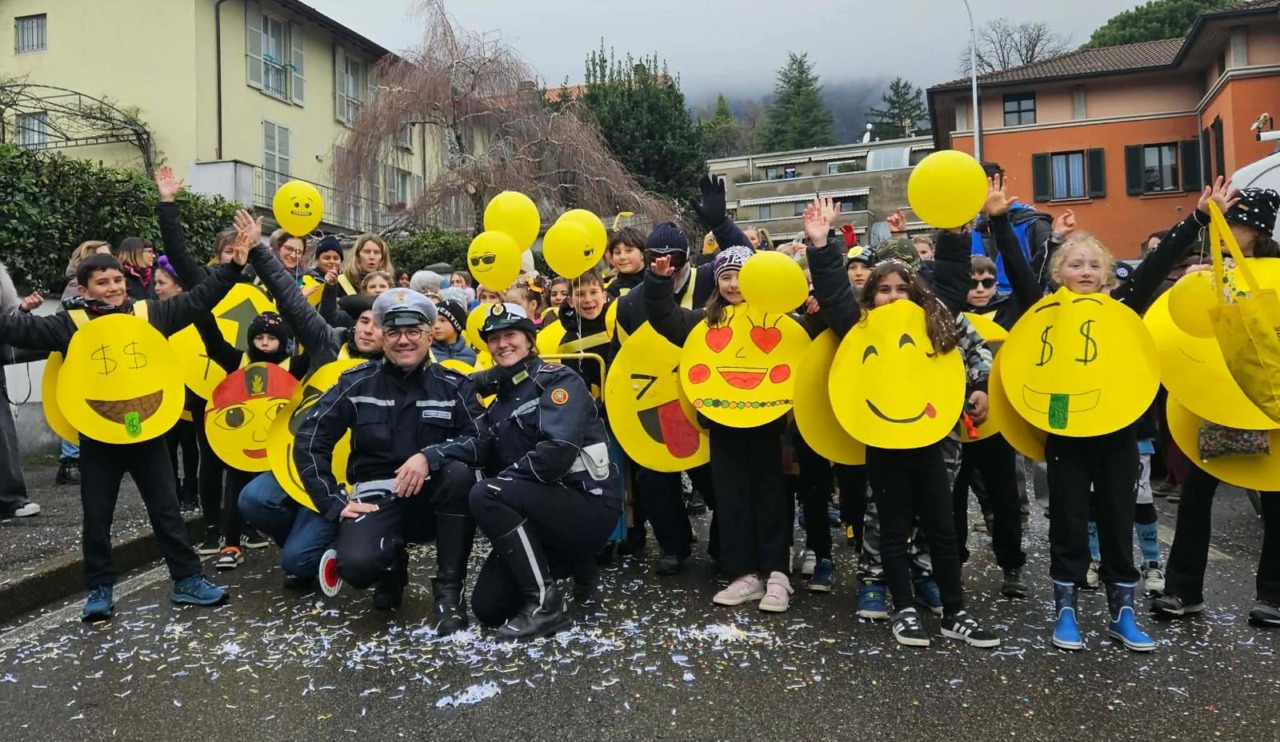 Valmadrera: tante piccole emoticon sfidano il maltempo per la sfilata di Carnevale