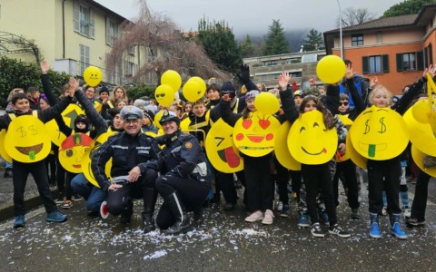 Valmadrera: tante piccole emoticon sfidano il maltempo per la sfilata di Carnevale