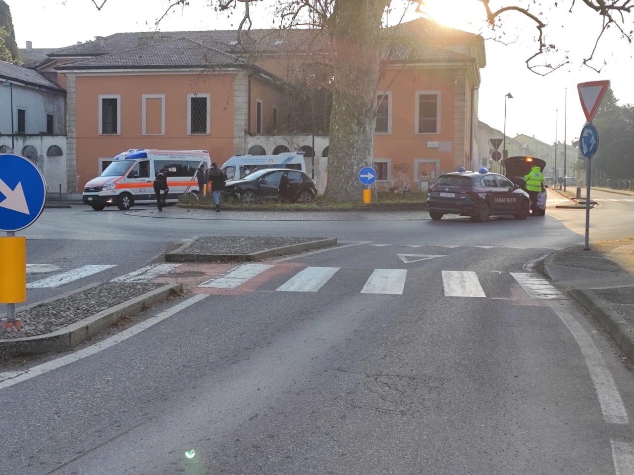 Auto si schianta contro la rotonda, tre giovanissimi in ospedale