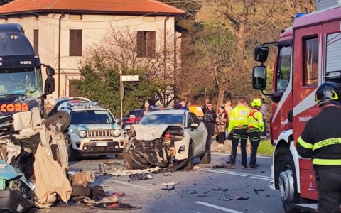 Incidente mortale sulla Ss342 Dir: due uomini perdono la vita nello scontro frontale