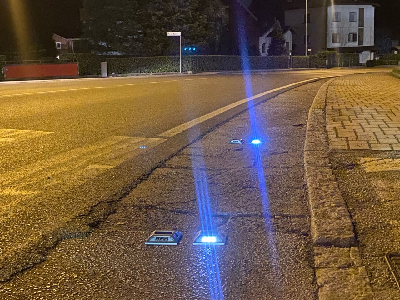 A Ballabio arrivano gli “occhi di gatto” per segnalare gli attraversamenti pedonali