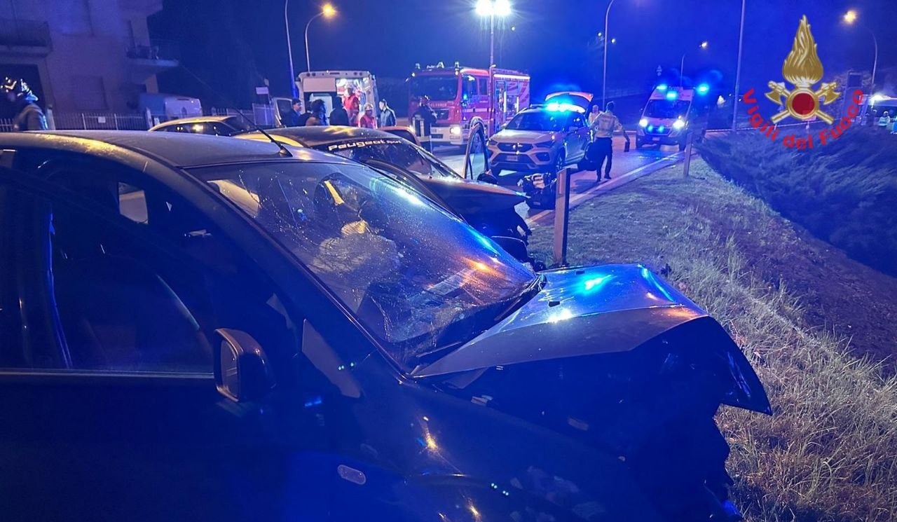 Incidente frontale a Molteno: feriti quattro giovani