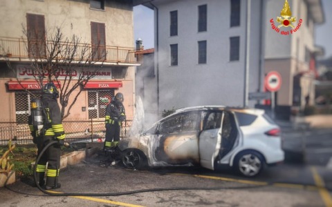 Costa Masnaga: auto a fuoco in centro