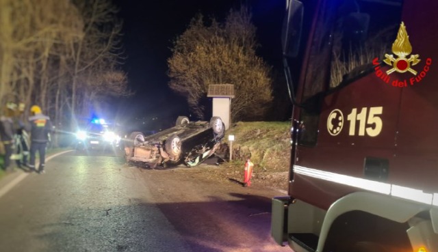 Paura: auto si ribalta sulla strada per Esino
