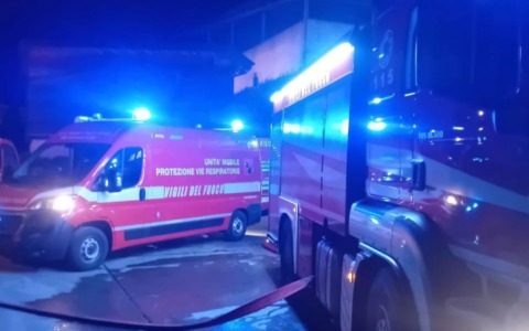 Incendio devastante alla Seval di Colico, Vigili del Fuoco in azione per ore