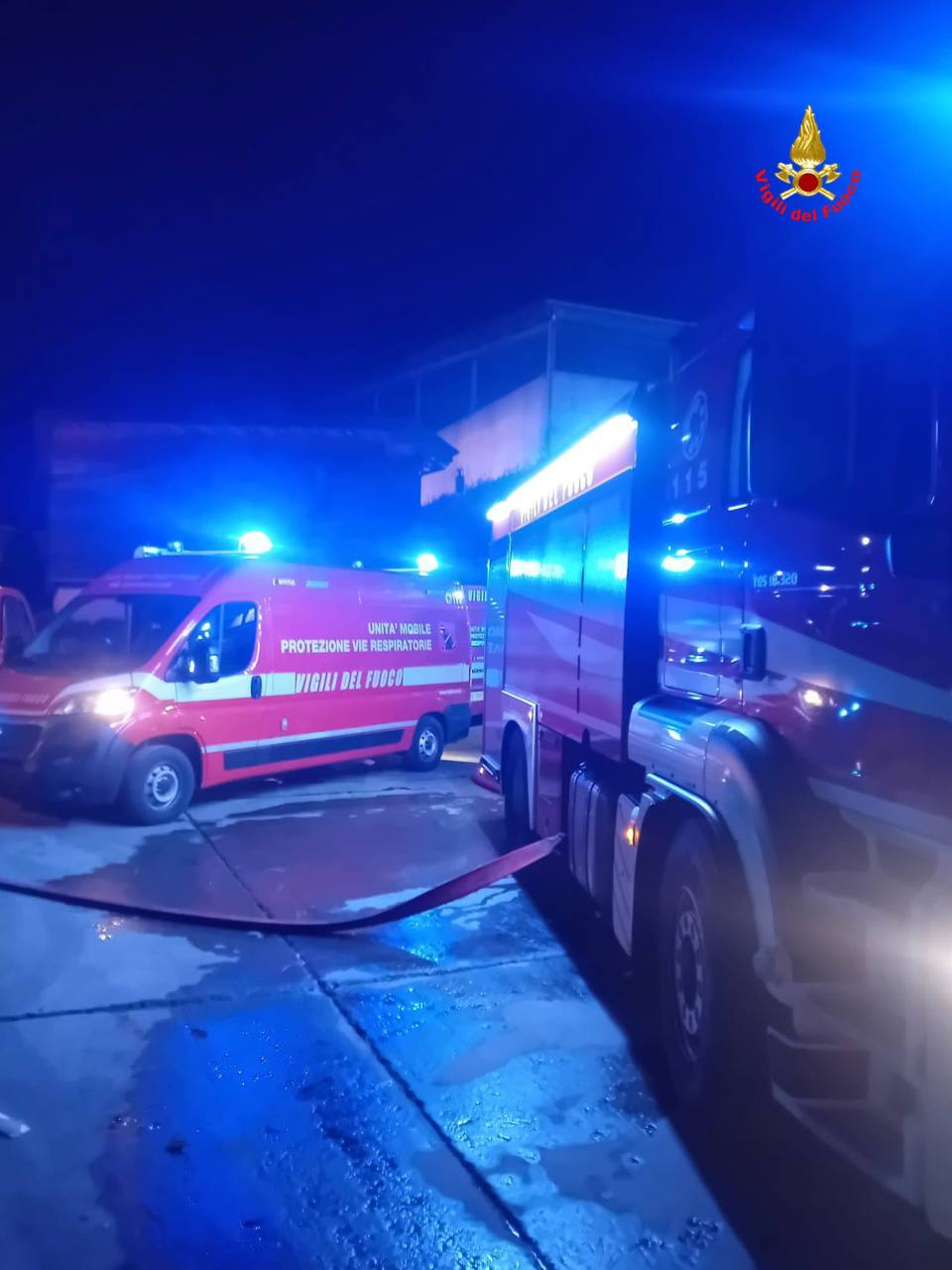 Incendio devastante alla Seval di Colico, Vigili del Fuoco in azione per ore