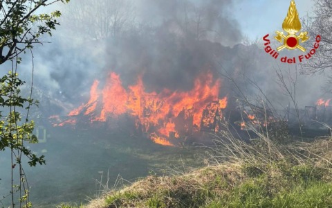 Vento forte e incendi boschivi: giornata critica in Lombardia, colpito anche il Lecchese