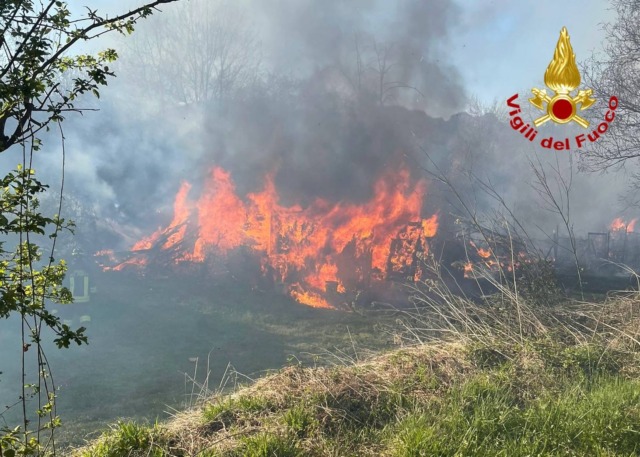 Vento forte e incendi boschivi: giornata critica in Lombardia, colpito anche il Lecchese