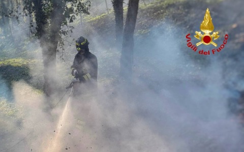 Ancora vento forte e rischio incendi: nuova allerta arancione in provincia di Lecco. Martedì parchi chiusi in città
