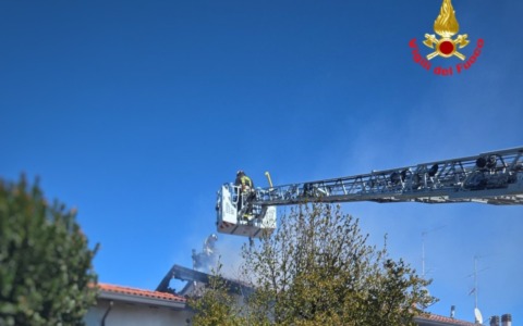 A fuoco due tetti a Brivio e Casatenovo