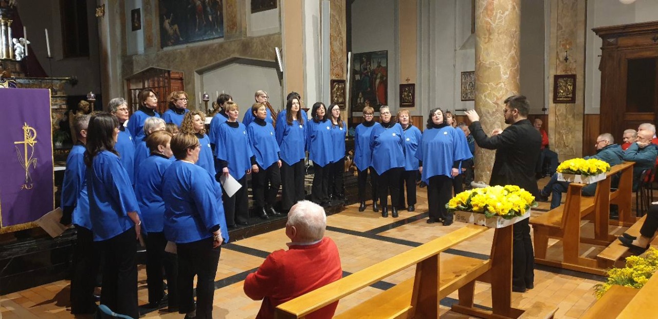 Il Coro alpino lecchese incanta Introbio