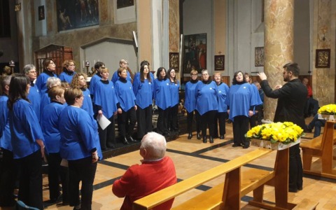 Il Coro alpino lecchese incanta Introbio