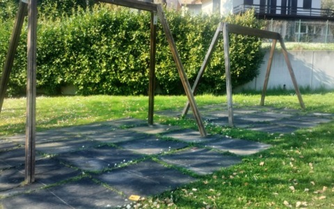 Ballabio: “Altalene senza seggiolini al parco”