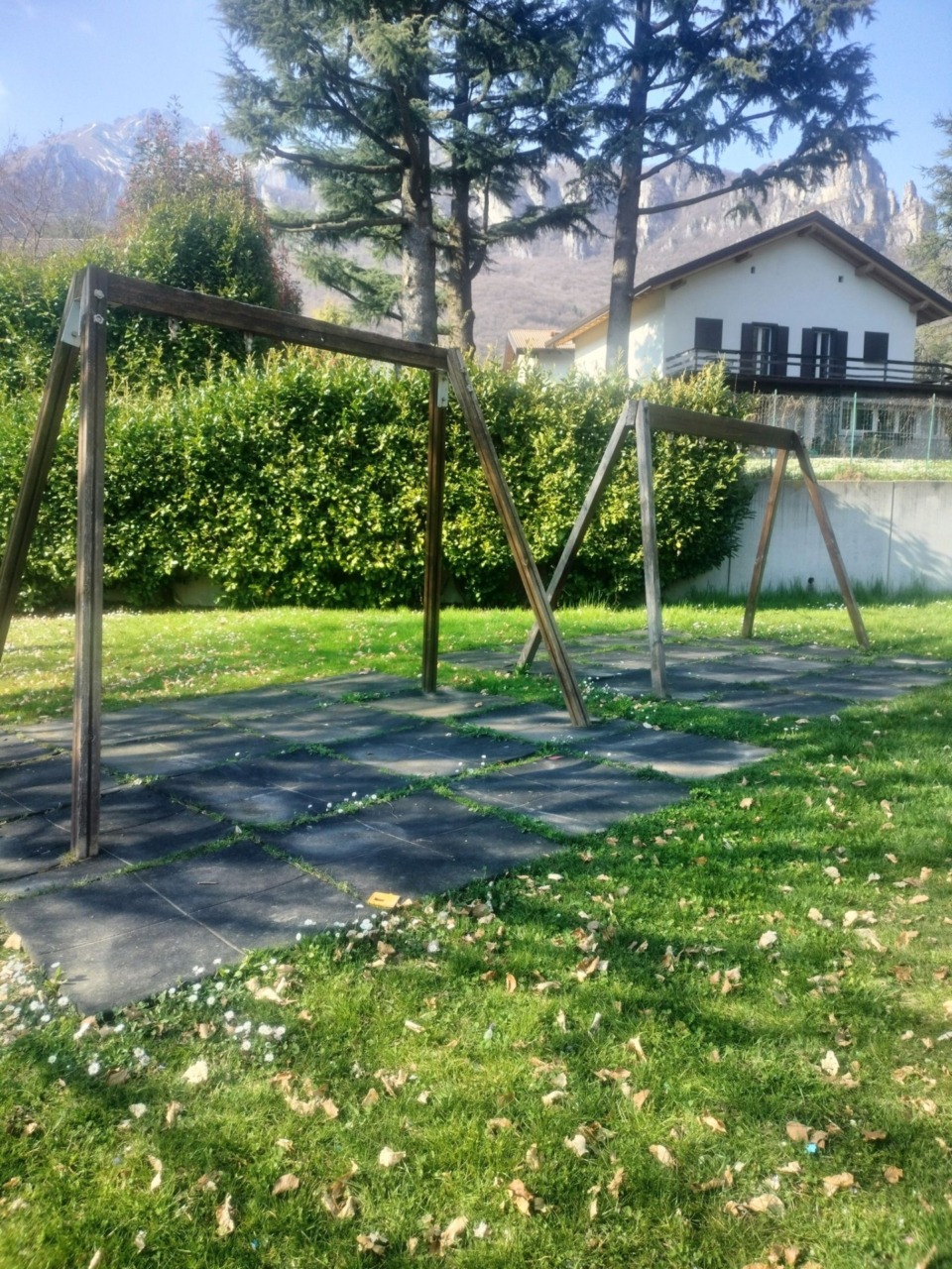 Ballabio: “Altalene senza seggiolini al parco”