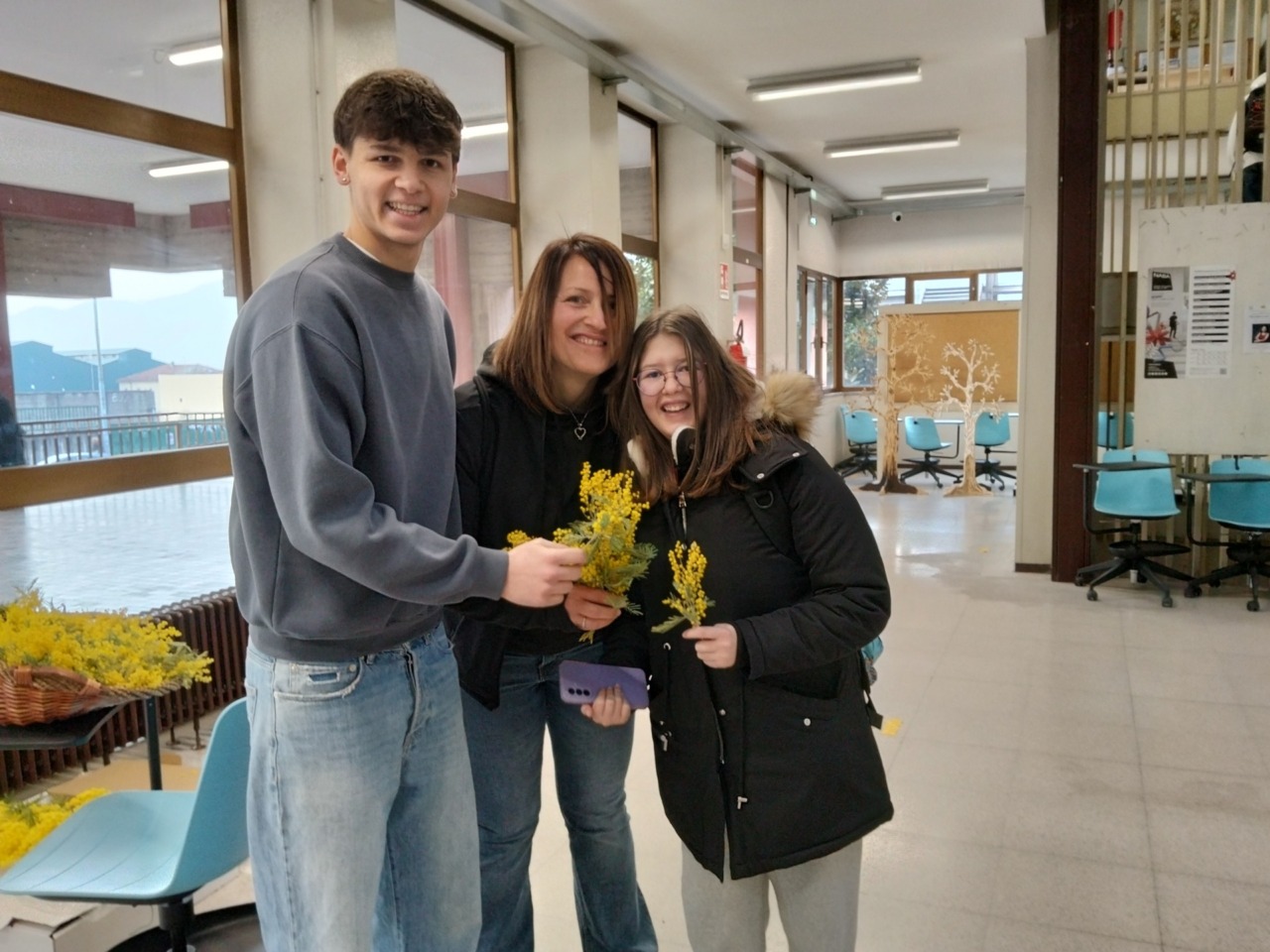 Un rametto di mimosa e un sorriso: così l’Istituto Parini ha celebrato le donne