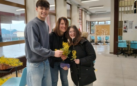 Un rametto di mimosa e un sorriso: così l’Istituto Parini ha celebrato le donne