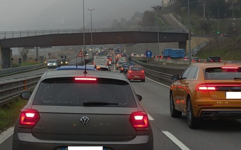 Code e rallentamenti sulla Statale 36 dopo un tamponamento