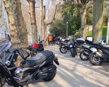 “Emergenza parcheggi: domenica di caos sul lungolago di Lecco”
