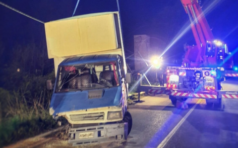 Furgone fuori strada: maxi intervento dell’auto gru dei pompieri