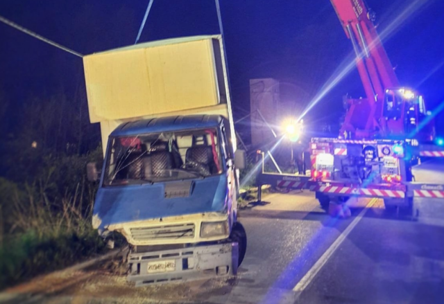Furgone fuori strada: maxi intervento dell’auto gru dei pompieri