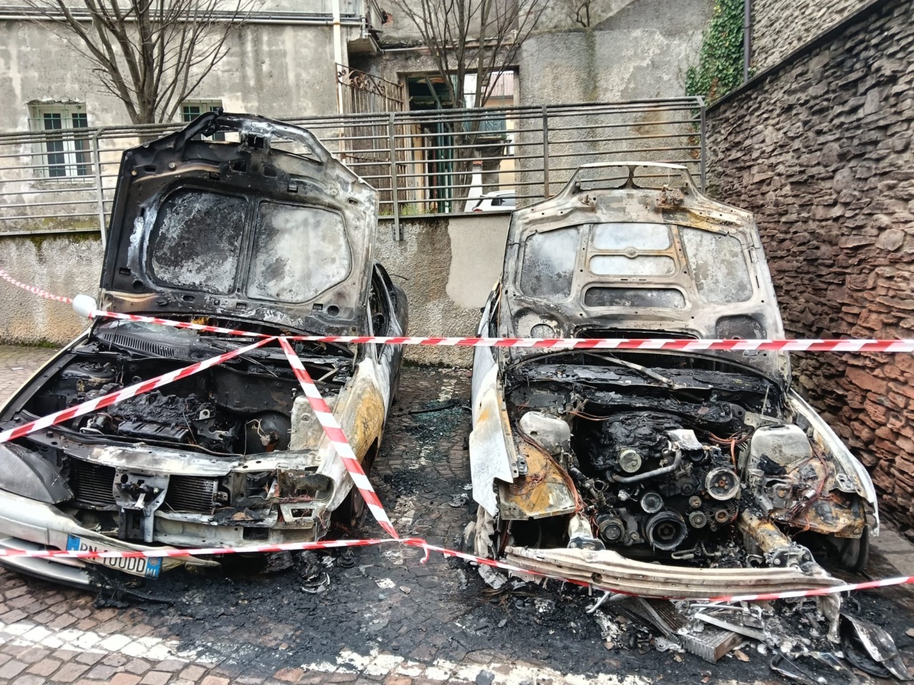 Notte di paura a Olginate: due auto distrutte dalle fiamme