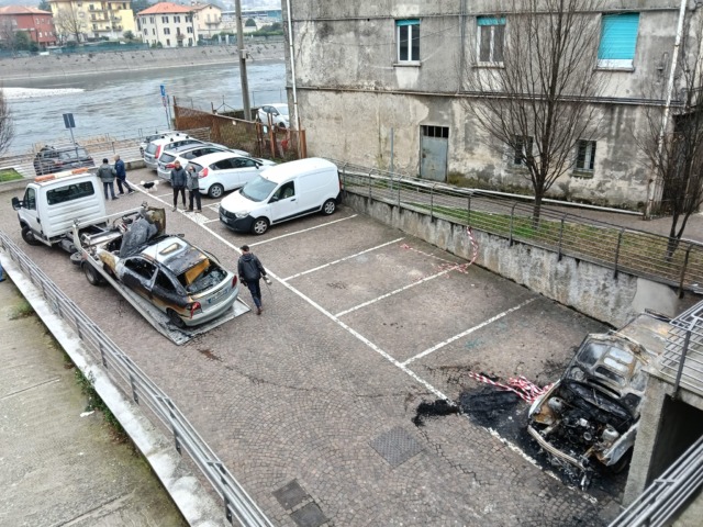 Olginate, incendio nel parcheggio: rimossa una delle auto distrutte