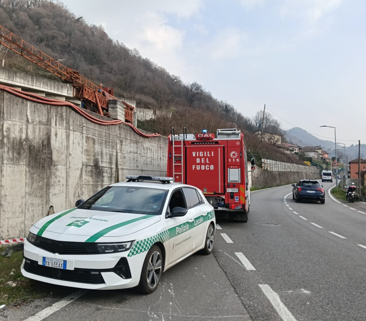 Malore alla guida, auto contro un muro e poi contromano: 27enne soccorso a Calolziocorte