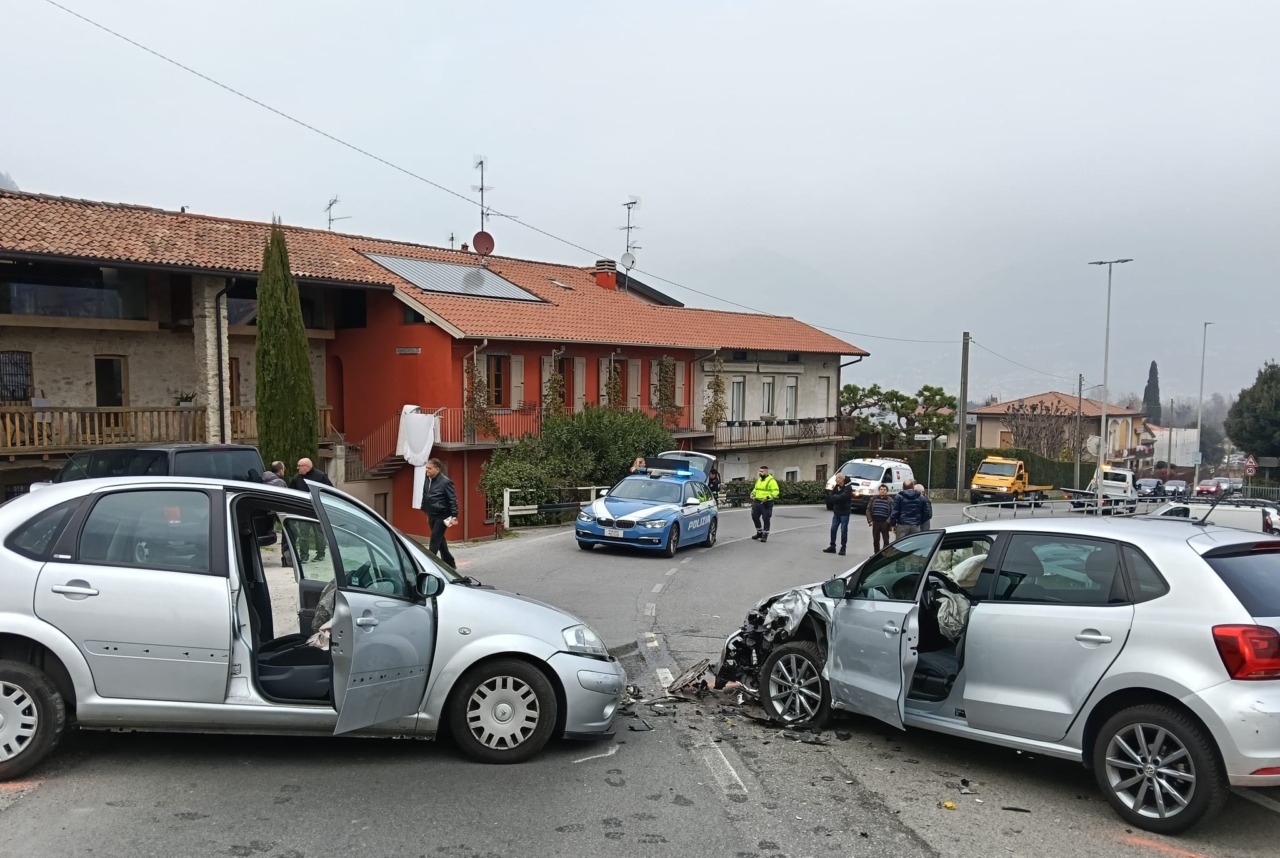 Schianto a Valgreghentino: 80enne trasportata in ospedale