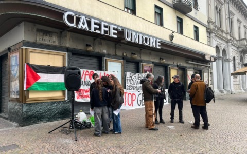 Presidio in piazza Garibaldi:  protesta contro la leva militare