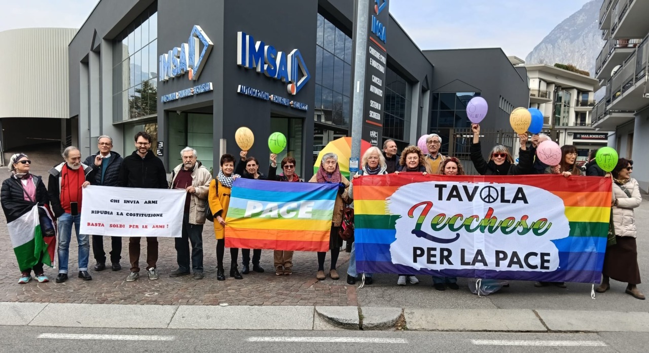 “Chi non ripudia la guerra è fuori legge”: presidio per la pace a Lecco