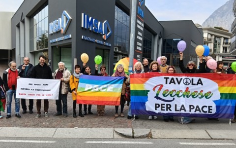 “Chi non ripudia la guerra è fuori legge”: presidio per la pace a Lecco