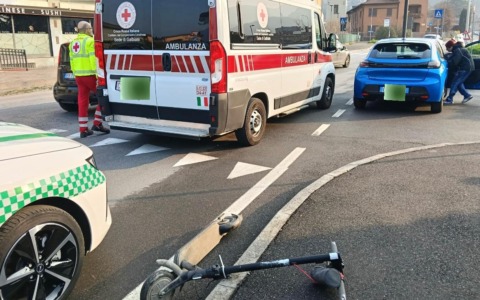 Calolziocorte: scontro tra un monopattino e un’automobile, giovane trasportato in ospedale