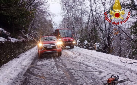 Forte nevicata a nord di Varese: il Comando dei Vigili del fuoco di Lecco ha inviato rinforzi per l’emergenza