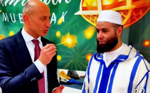 Lecco: Gattinoni festeggia l’Iftar con la comunità musulmana, suscitando qualche perplessità