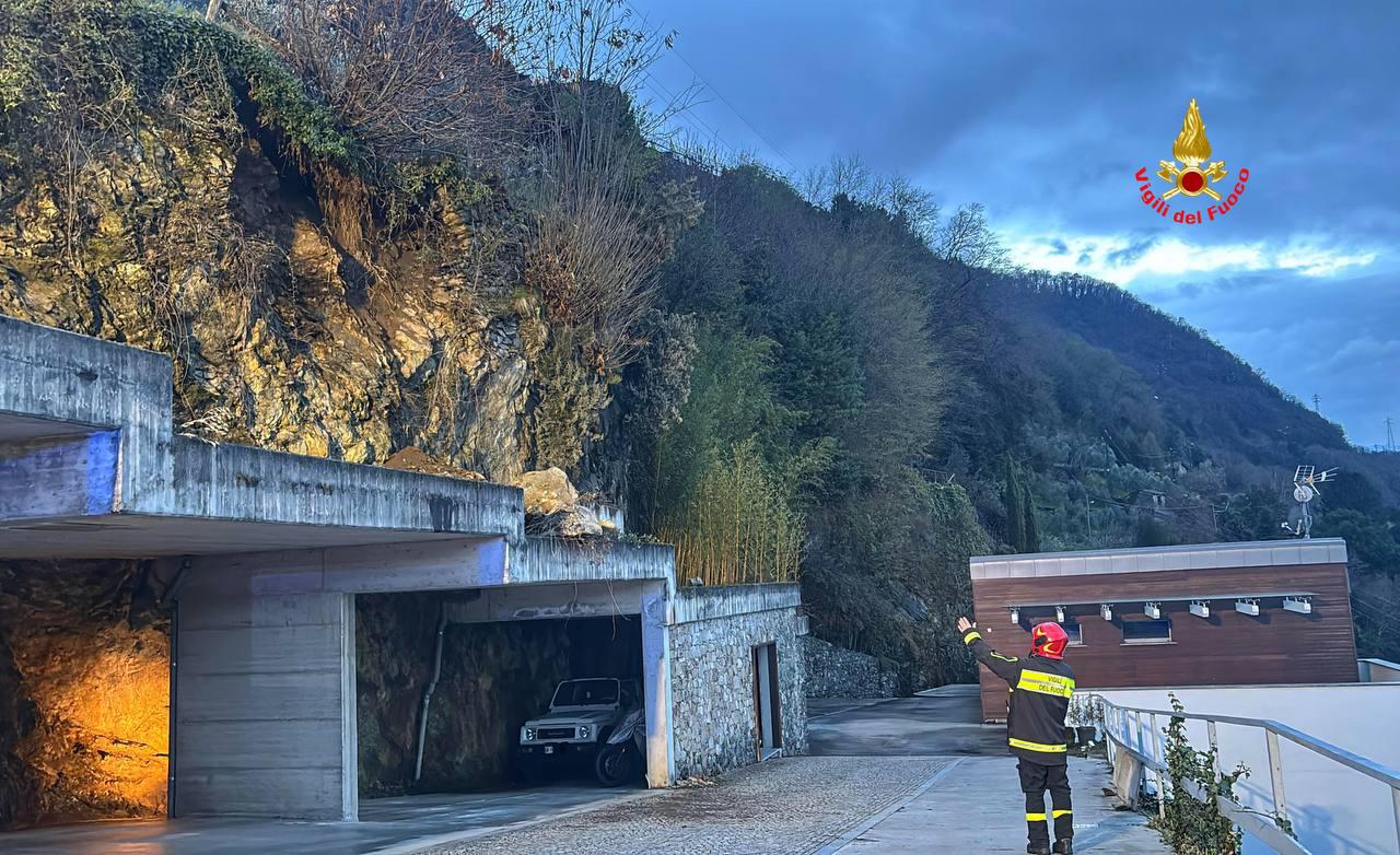 Bellano, distacco di materiale roccioso in via Taceno: intervento dei Vigili del fuoco